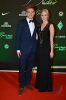 Fussball, 1. Bundesliga Saison 2012/2013: Lukas Schmitz posiert mit Freundin Kathrin Klotz