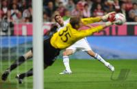 FUSSBALL Testspiel : Thomas Kraft (re, FC Bayern Muenchen) gegen ANGEL DI MARIA (li, Real Madrid)