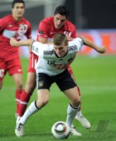 Fussball International EM 2012-Qualifikation: Toni KROOS (li, Deutschland)  gegen Oezer Hurmaci (re, Tuerkei)