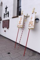 Fahnen und Kreuz an der St. Vitus Kirche in Rottenburg - Frommenhausen (Kreis Tuebingen)
