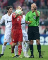 FUSSBALL INTERNATIONAL  CHL HALBFFINALE 11/12: Arjen Robben (FC Bayern Muenchen) mit Schiedsrichter Howard Webb (ENG)