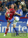 Fussball 1. Bundesliga: Schalke - Kaiserslautern, Zweikampf