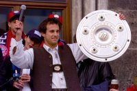 Fussball:  Mehmet Scholl jubelt mit der Meisterschale