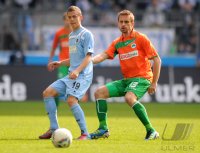Fussball 2. Bundesliga:  Sebastian Maier (li, 1860 Muenchen) gegen Milorad Pekovic (Greuther Fuerth)
