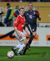 1. Fussball Bundesliga: Radoslav Zabavnik (li, 1. FSV Mainz 05) gegen Franck Ribery (re, FC Bayern Muenchen)