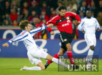 Fussball 1. Bundesliga: Leverkusen - Schalke, Zweikampf