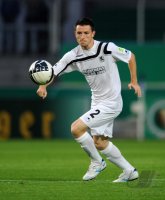 FUSSBALL, DFB Pokal 1. Hauptrunde: 1860 Muenchen, RUKAVINA am Ball