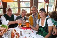 FUSSBALL 1. BUNDESLIGA 14/15:  FC Bayern Muenchen besucht das Oktoberfest