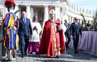 Papst Leo XIV. am Palmsonntag auf dem Petersplatz