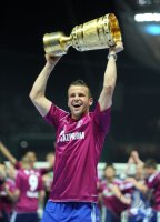 Fussball: DFB Pokal Finale:  Lukas Schmitz (FC Schalke 04)   JUBELT MIT POKAL