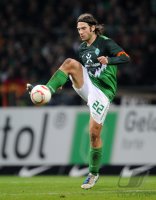 Fussball: 1. Bundesliga Saison 2010/2011: Bremen, FRINGS am Ball