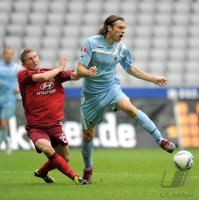2. Fussball Bundesliga:  Alexander Huber (li, FSV Frankfurt) gegen Djordje Rakic (re, 1860 Muenchen)