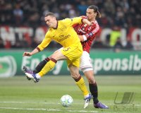 Fussball CHL  Saison 2011/2012: Thomas Vermaelen (li, Arsenal) gegen Zlatan Ibrahimovic (AC Mailand)