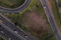 FUSSBALL WM 2010  LUFTBILD  Kinder spielen Fussball  im  Township