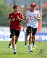 Fussball 1. Bundesliga Saison   2011/2012 : Thomas Mueller , Fitnesstrainer  Thomas Wilhelmi (v. li., FC Bayern Muenchen)