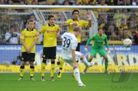 Fussball 1. Bundesliga : FREISTOSS von Toni Kroos (FC Bayern Muenchen) gegen Jakub  KUBA Blaszczykowski, Nuri Sahin, Lucas Barrios (v. li., Borussia Dortmund)