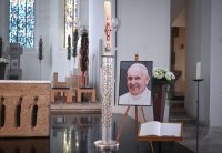 Ein Bild des verstorbenen Papst Franziskus I.im Rotternburger Dom St. Martin