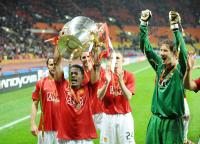 Fussball CHL  FINALE 2008  Evra (ManU) mit CHL Pokal