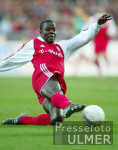 FUSSBALL 1. Bundesliga: FCB, KUFFOUR Einzelaktion
