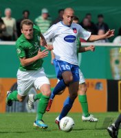 FUSSBALL  DFB Pokal 1. Hauptrunde 2011: Philipp Bargfrede (li, SV Werder Bremen) gegen Andreas Spann (re, 1 FC Heidenheim 1846)