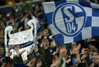 Fussball  Champions League: FC  Schalke Fans mit CHL Pokal