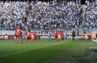 2. Fussball Bundesliga:  Zweikampf in der Allianz Arena mit einer UHLSPORT Werbebande