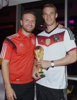 FUSSBALL WM 2014, FINALE: Lukas Podolski (Deutschland) und Bundestrainer Loew (Deutschland) mit WM Pokal