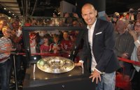 Fussball 1. Bundesliga Meisterfeier FC Bayern Muenchen 14/15: Arjen Robben mit Schale