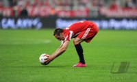 Fussball 1. Bundesliga : Franck Ribery (FC Bayern Muenchen) legt sich den Ball fuer den FREISTOSS zurecht