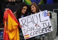 Fussball CHL  Saison 2010/2011: Fans von Raul (FC Schalke 04)  mit einem Banner