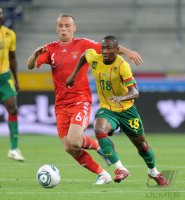 Fussball International Testspiel:  Bendit Angbwa (li, Kamerun) gegen Dibiyar Bilyaletdinov (re, Russland)