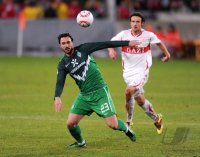 Fussball 1. Bundesliga : Hugo Almeida (li, SV Werder Bremen) gegen Christian Gentner (re, VfB Stuttgart)