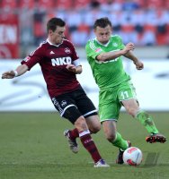 Fussball 1. Bundesliga, Saison 2012/2013: Hanno Balitsch (li, 1 FC Nuernberg) gegen Ivica Olic (VfL Wolfsburg)