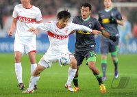 Fussball 1. Bundesliga  Saison 11/12: Shinji Okazaki (li, VfB Stuttgart) gegem Juan Arango (Borussia Moenchengladbach)