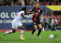 Fussball 1. Bundesliga, Saison 2011/2012: Lorenzo Davids (li, FC Augsburg) gegen Sidney Sam (re, Bayer 04 Leverkusen)
