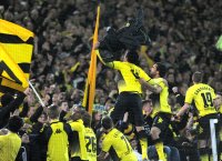 Fussball 1. Bundesliga, Saison 2011/2012: Jubel nach dem Sieg in der Fankurve auf dem Zaun, Lukasz Piszczek, Lucas Barrios , Patrick Owomoyela (v. li., Borussia Dortmund)