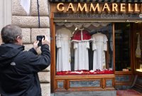 Papstwahl 2013; Des Papstes neue Kleider; Schaufenster der Schneiderei Gammarelli in Rom