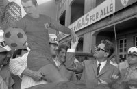 Fussball DFB Pokalfinale Saison 1968/1969: Vogel gibt Autogramme