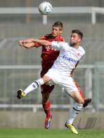Fussball Regionalliga Sued 2011/2012: Dennis Chessa (li, FC Bayern II) gegen Dustin Ernst  (Eintracht Frankfurt II)