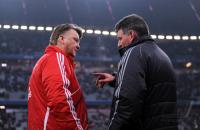 Fussball 1. Bundesliga : Trainer Louis van Gaal (FCB) mit dem Greenkeeper, Platzwart Uwe Lienau