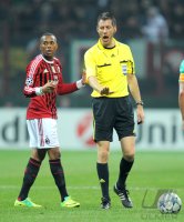 Fussball CHL  Saison 2011/2012:  Robinho (AC Mailand) neben dem Schiedsrichter Wolfgang Stark