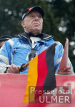 SKISPRINGEN  Vierschanzen Tournee   Oberstdorf  DSV Bundestrainer  Hess mit  Fahne
