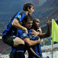 FUSSBALL SERIE A:   JUBEL Diego Milito, Dejan Stankovic  und  Samuel Eto o (InterMailand)