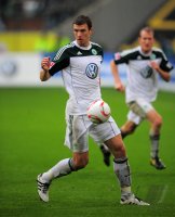 Fussball: 1. Bundesliga Saison 2010/2011: Wolfsburg, DZEKO am Ball