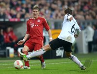 Fussball 1. Bundesliga, Saison 2012/2013:  Bastian Schweinsteiger (li, FC Bayern Muenchen) gegen Bastian Oczipka (Eintracht Frankfurt)