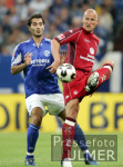Fussball 1. Bundesliga: Schalke - Kaiserslautern, Zweikampf