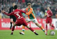 Fussball 1. Bundesliga: Bremen - Kaiserslautern, Zweikampf