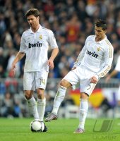 FUSSBALL International  COPA DEL REY  11/12:  Xabi Alonso (li.) mit Cristiano Ronaldo (Real Madrid)