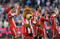 Fussball 1. Bundesliga :  Miroslav Klose, Maskottchen Bernie, Daniel van Buyten, Philipp Lahm (v. li., FC Bayern Muenchen)