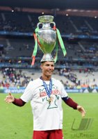 Fussball Europameisterschaft 2016 Finale: JUBEL Cristiano Ronaldo (Portugal) mit Pokal